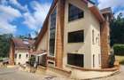 5 Bed House with En Suite in Lavington - 1