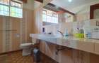 4 Bed House with En Suite at Church Rd - 12