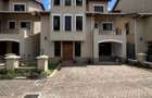 5 Bed House with En Suite in Lavington - 1