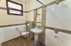 4 Bed Apartment with En Suite at Riverside Drive - 11