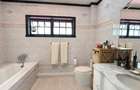 4 Bed Townhouse with En Suite at Riverside - 10