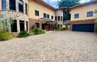5 Bed Villa with En Suite in Kyuna - 1
