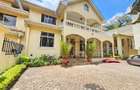 5 Bed House with En Suite in Lavington - 1