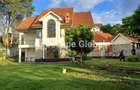 5 Bed House with En Suite in Runda - 17