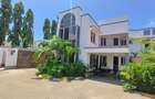 4 Bed Apartment with En Suite at Beach Road - 1