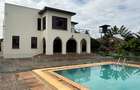 5 Bed House with En Suite in Runda - 19