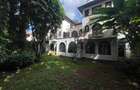 4 Bed Townhouse with En Suite at Riverside Dr - 1