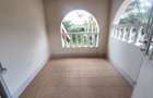 4 Bed House with En Suite at Near Galleria - 10