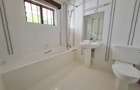 5 Bed House with En Suite at Close To Un - 16
