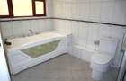 5 Bed Villa with En Suite in Redhill - 11