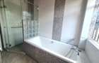 4 Bed House with En Suite in Mountain View - 5