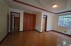 5 Bed House with En Suite at Close To Un - 8