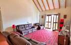 7 Bed House with En Suite at Ridgeways - 2