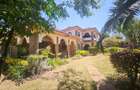 5 Bed House with En Suite in Lavington - 5