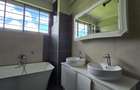 5 Bed House with En Suite in Ridgeways - 17