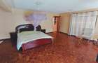 6 Bed House with En Suite in Lavington - 11