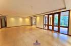 4 Bed Apartment with En Suite at Riverside Drive - 8