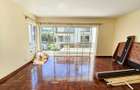 5 Bed House with En Suite in Lavington - 10