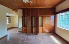 6 Bed House with En Suite in Nyari - 11