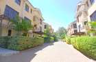 5 Bed Townhouse with En Suite at Lavington - 1