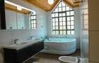 4 Bed Villa with En Suite in Redhill - 35