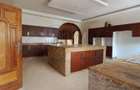 6 Bed House with En Suite in Ridgeways - 4