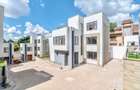 5 Bed Townhouse with En Suite at Lavington - 1