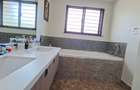 5 Bed House with En Suite in Lavington - 15