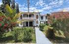4 Bed House with En Suite at Links Road - 2