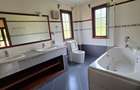 4 Bed House with En Suite in Ridgeways - 13