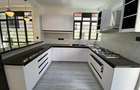 4 Bed House with En Suite in Membley - 4