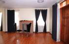 5 Bed Villa with En Suite in Redhill - 5