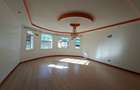 5 Bed House with En Suite at Close To Un - 6