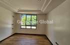 5 Bed Townhouse with En Suite in Lavington - 7