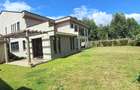 6 Bed House with En Suite at Lavington Green - 1