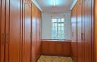 5 Bed House with En Suite at Close To Un - 16
