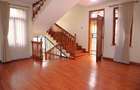 5 Bed Villa with En Suite in Redhill - 8