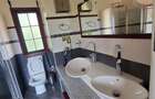 4 Bed House with En Suite in Ridgeways - 9