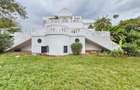 4 Bed House with En Suite in Nyari - 1