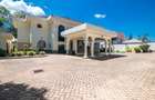 5 Bed House with En Suite in Runda - 12