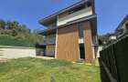 6 Bed Villa with En Suite in Lavington - 1