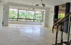 5 Bed House with En Suite at Off Un Avenue - 12