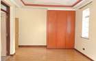 5 Bed House with En Suite at Close To Un - 18