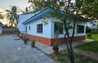 4 Bed House with En Suite at Hs99 - 8