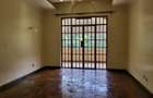 4 Bed House with En Suite in Rosslyn - 12
