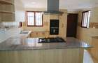 5 Bed Villa with En Suite in Spring Valley - 16