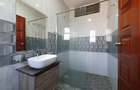 4 Bed Apartment with En Suite in Parklands - 9