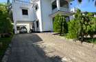 4 Bed Townhouse with En Suite at Links Road - 1