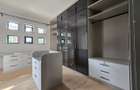 5 Bed House with En Suite in Lavington - 11