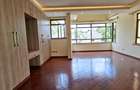 5 Bed House with En Suite in Lavington - 9